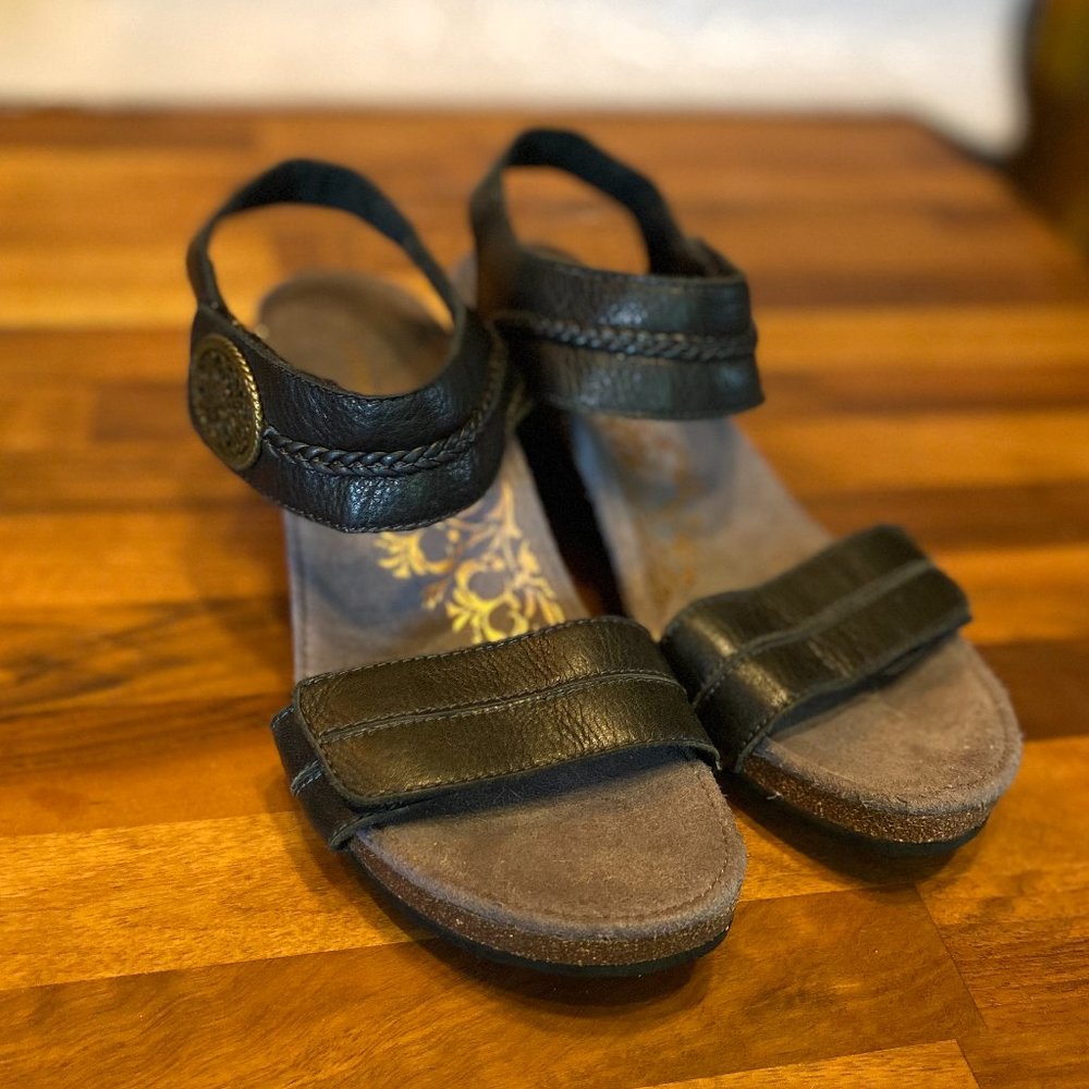 Aetrex Arielle Black leather wedge sandal 7.5-8